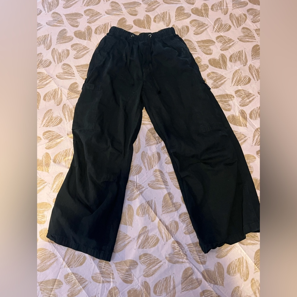 no clue what brand, small wide legged cargo pants, never been worn